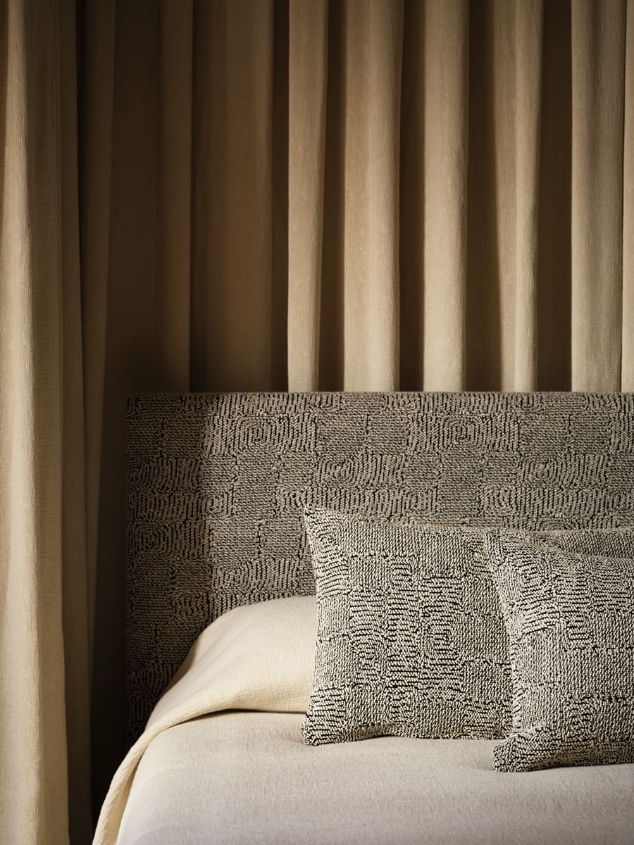 Close up cojines MERIDIAN cama FONTAINE